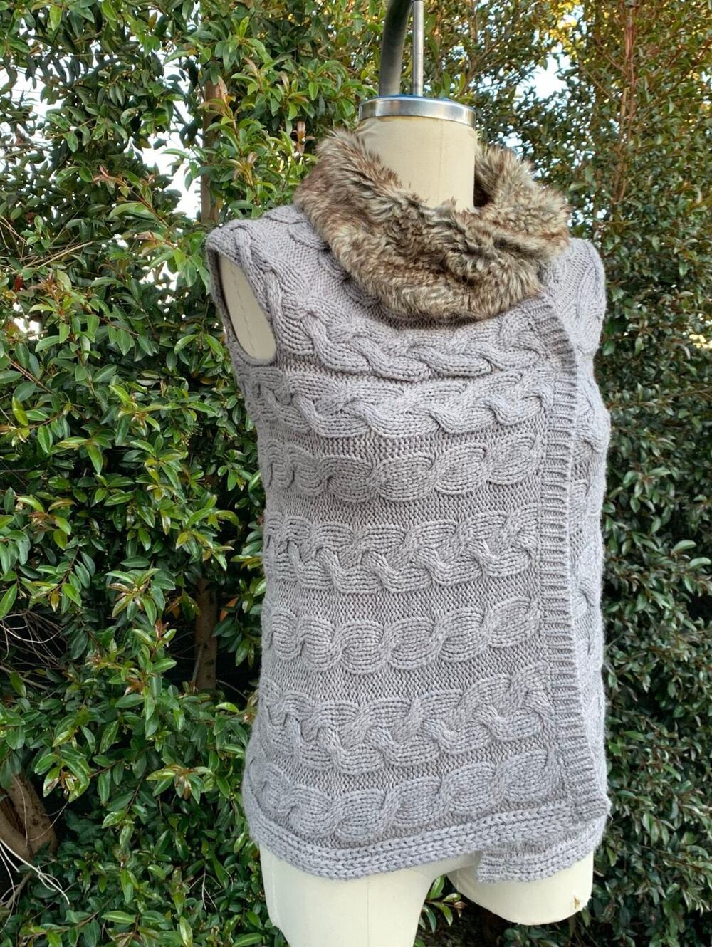 Zara Wool Faux Fur Gray Cable Knit Sleeveless Vest Women’s Small